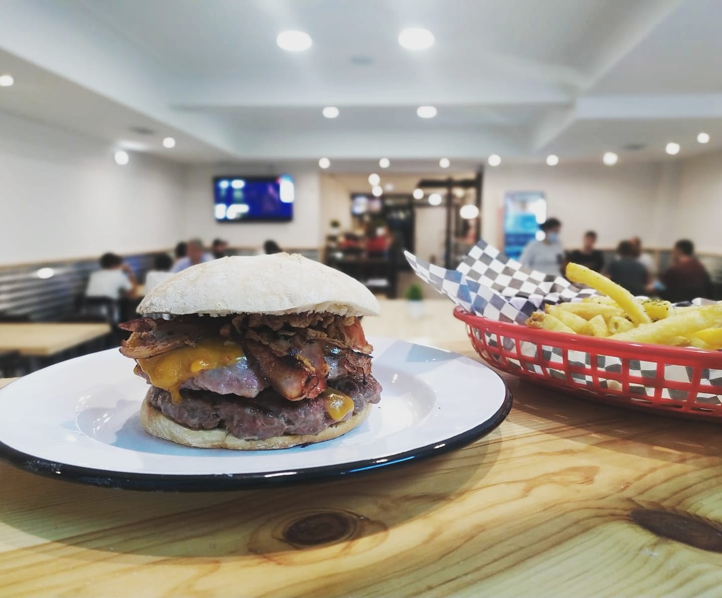 MAGU`S BURGER
